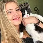 Hair, Chat, Felidae, Small To Medium-sized Cats, Nez, Peau, Moustaches, Long Hair, Poil, Black Hair, Yeux, Interaction, Selfie, Carnivore, Iris, Oreille, Sourire, Photography, Domestic Short-haired Cat, Polydactyl Cat